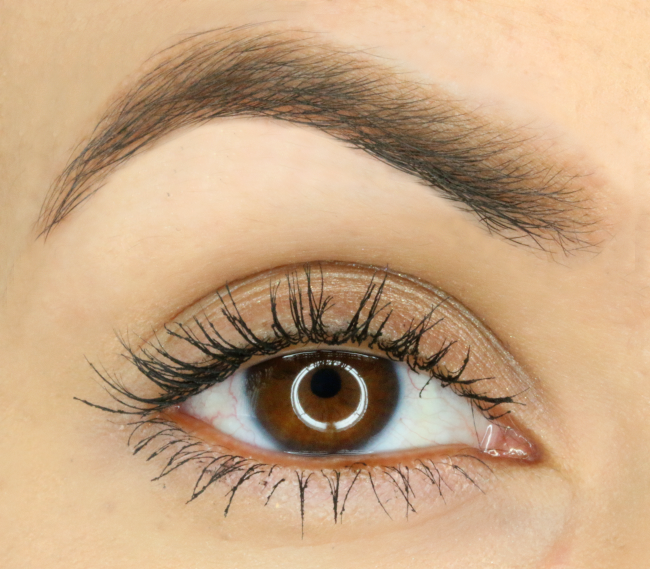 closeup using IT Cosmetics Superhero Mascara